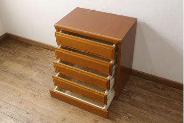 チェストを小さくリメイク!高さと幅をリサイズ。中段の天板を移設し、引き出しには新たに手掛けを彫り、ソフトクローズ・耐震ロック仕様に。