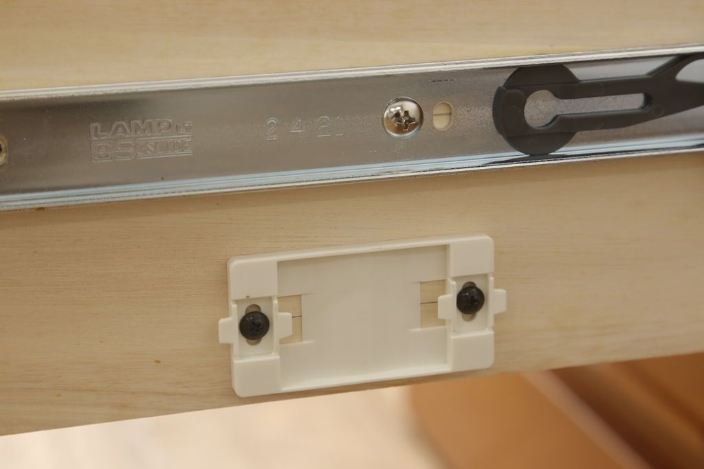 チェストを小さくリメイク!高さと幅をリサイズ。中段の天板を移設し、引き出しには新たに手掛けを彫り、ソフトクローズ・耐震ロック仕様に。