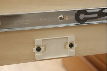 チェストを小さくリメイク!高さと幅をリサイズ。中段の天板を移設し、引き出しには新たに手掛けを彫り、ソフトクローズ・耐震ロック仕様に。