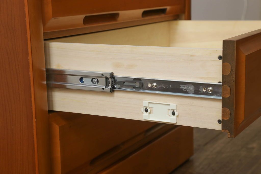 チェストを小さくリメイク!高さと幅をリサイズ。中段の天板を移設し、引き出しには新たに手掛けを彫り、ソフトクローズ・耐震ロック仕様に。