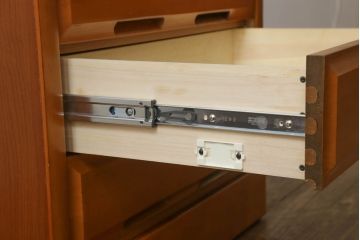 チェストを小さくリメイク!高さと幅をリサイズ。中段の天板を移設し、引き出しには新たに手掛けを彫り、ソフトクローズ・耐震ロック仕様に。