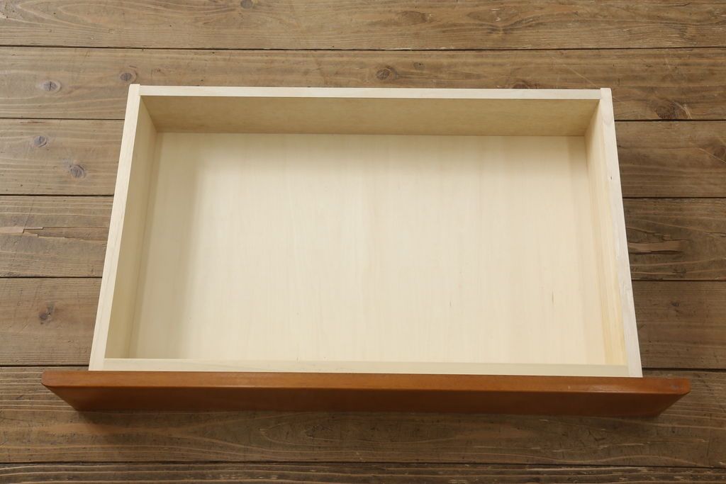 チェストを小さくリメイク!高さと幅をリサイズ。中段の天板を移設し、引き出しには新たに手掛けを彫り、ソフトクローズ・耐震ロック仕様に。