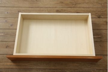 チェストを小さくリメイク!高さと幅をリサイズ。中段の天板を移設し、引き出しには新たに手掛けを彫り、ソフトクローズ・耐震ロック仕様に。