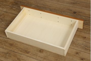 チェストを小さくリメイク!高さと幅をリサイズ。中段の天板を移設し、引き出しには新たに手掛けを彫り、ソフトクローズ・耐震ロック仕様に。