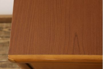 チェストを小さくリメイク!高さと幅をリサイズ。中段の天板を移設し、引き出しには新たに手掛けを彫り、ソフトクローズ・耐震ロック仕様に。