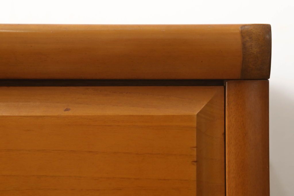 チェストを小さくリメイク!高さと幅をリサイズ。中段の天板を移設し、引き出しには新たに手掛けを彫り、ソフトクローズ・耐震ロック仕様に。