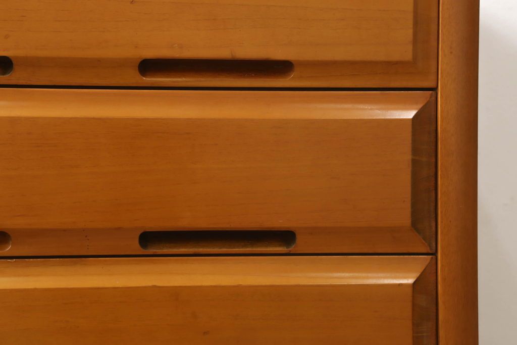 チェストを小さくリメイク!高さと幅をリサイズ。中段の天板を移設し、引き出しには新たに手掛けを彫り、ソフトクローズ・耐震ロック仕様に。