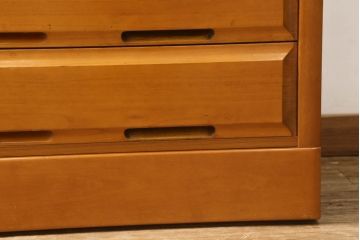 チェストを小さくリメイク!高さと幅をリサイズ。中段の天板を移設し、引き出しには新たに手掛けを彫り、ソフトクローズ・耐震ロック仕様に。