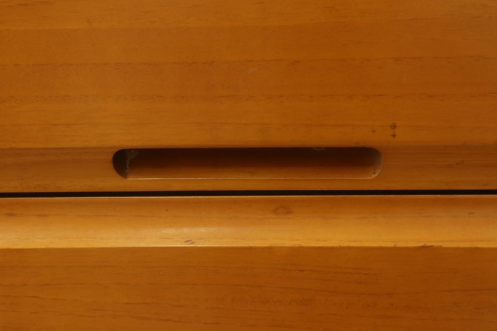 チェストを小さくリメイク!高さと幅をリサイズ。中段の天板を移設し、引き出しには新たに手掛けを彫り、ソフトクローズ・耐震ロック仕様に。