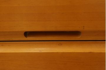 チェストを小さくリメイク!高さと幅をリサイズ。中段の天板を移設し、引き出しには新たに手掛けを彫り、ソフトクローズ・耐震ロック仕様に。