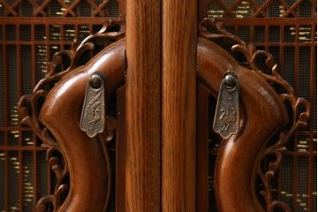 お仏壇をコンパクトにリメイク!全体を指定サイズにリサイズ。観音開きのガラス戸+4枚折れの格子戸の二重構造で、真鍮製のつまみを取り付け。内部は現状の作業台を残しつつ、引き出しを設置。