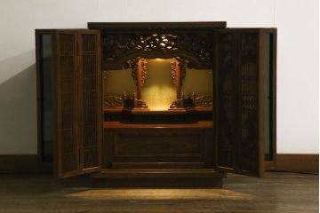 お仏壇をコンパクトにリメイク!全体を指定サイズにリサイズ。観音開きのガラス戸+4枚折れの格子戸の二重構造で、真鍮製のつまみを取り付け。内部は現状の作業台を残しつつ、引き出しを設置。
