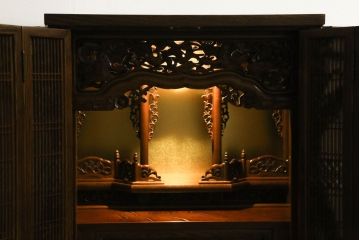 お仏壇をコンパクトにリメイク!全体を指定サイズにリサイズ。観音開きのガラス戸+4枚折れの格子戸の二重構造で、真鍮製のつまみを取り付け。内部は現状の作業台を残しつつ、引き出しを設置。