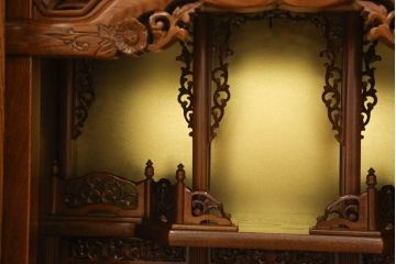 お仏壇をコンパクトにリメイク!全体を指定サイズにリサイズ。観音開きのガラス戸+4枚折れの格子戸の二重構造で、真鍮製のつまみを取り付け。内部は現状の作業台を残しつつ、引き出しを設置。