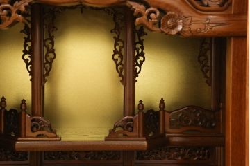 お仏壇をコンパクトにリメイク!全体を指定サイズにリサイズ。観音開きのガラス戸+4枚折れの格子戸の二重構造で、真鍮製のつまみを取り付け。内部は現状の作業台を残しつつ、引き出しを設置。