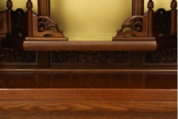 お仏壇をコンパクトにリメイク!全体を指定サイズにリサイズ。観音開きのガラス戸+4枚折れの格子戸の二重構造で、真鍮製のつまみを取り付け。内部は現状の作業台を残しつつ、引き出しを設置。