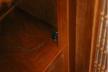 お仏壇をコンパクトにリメイク!全体を指定サイズにリサイズ。観音開きのガラス戸+4枚折れの格子戸の二重構造で、真鍮製のつまみを取り付け。内部は現状の作業台を残しつつ、引き出しを設置。