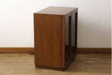 お仏壇をコンパクトにリメイク!全体を指定サイズにリサイズ。観音開きのガラス戸+4枚折れの格子戸の二重構造で、真鍮製のつまみを取り付け。内部は現状の作業台を残しつつ、引き出しを設置。