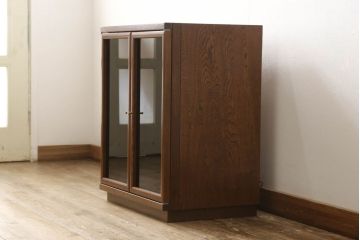 お仏壇をコンパクトにリメイク!全体を指定サイズにリサイズ。観音開きのガラス戸+4枚折れの格子戸の二重構造で、真鍮製のつまみを取り付け。内部は現状の作業台を残しつつ、引き出しを設置。