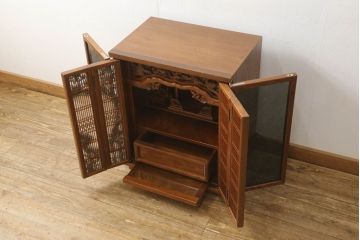 お仏壇をコンパクトにリメイク!全体を指定サイズにリサイズ。観音開きのガラス戸+4枚折れの格子戸の二重構造で、真鍮製のつまみを取り付け。内部は現状の作業台を残しつつ、引き出しを設置。