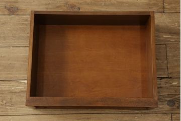 お仏壇をコンパクトにリメイク!全体を指定サイズにリサイズ。観音開きのガラス戸+4枚折れの格子戸の二重構造で、真鍮製のつまみを取り付け。内部は現状の作業台を残しつつ、引き出しを設置。