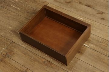 お仏壇をコンパクトにリメイク!全体を指定サイズにリサイズ。観音開きのガラス戸+4枚折れの格子戸の二重構造で、真鍮製のつまみを取り付け。内部は現状の作業台を残しつつ、引き出しを設置。