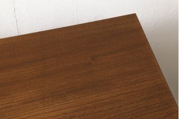 お仏壇をコンパクトにリメイク!全体を指定サイズにリサイズ。観音開きのガラス戸+4枚折れの格子戸の二重構造で、真鍮製のつまみを取り付け。内部は現状の作業台を残しつつ、引き出しを設置。