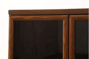 お仏壇をコンパクトにリメイク!全体を指定サイズにリサイズ。観音開きのガラス戸+4枚折れの格子戸の二重構造で、真鍮製のつまみを取り付け。内部は現状の作業台を残しつつ、引き出しを設置。