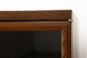 お仏壇をコンパクトにリメイク!全体を指定サイズにリサイズ。観音開きのガラス戸+4枚折れの格子戸の二重構造で、真鍮製のつまみを取り付け。内部は現状の作業台を残しつつ、引き出しを設置。