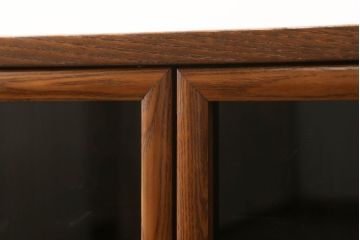 お仏壇をコンパクトにリメイク!全体を指定サイズにリサイズ。観音開きのガラス戸+4枚折れの格子戸の二重構造で、真鍮製のつまみを取り付け。内部は現状の作業台を残しつつ、引き出しを設置。