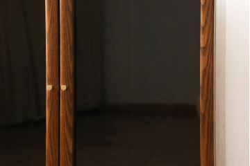 お仏壇をコンパクトにリメイク!全体を指定サイズにリサイズ。観音開きのガラス戸+4枚折れの格子戸の二重構造で、真鍮製のつまみを取り付け。内部は現状の作業台を残しつつ、引き出しを設置。