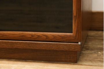お仏壇をコンパクトにリメイク!全体を指定サイズにリサイズ。観音開きのガラス戸+4枚折れの格子戸の二重構造で、真鍮製のつまみを取り付け。内部は現状の作業台を残しつつ、引き出しを設置。