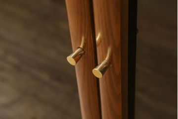 お仏壇をコンパクトにリメイク!全体を指定サイズにリサイズ。観音開きのガラス戸+4枚折れの格子戸の二重構造で、真鍮製のつまみを取り付け。内部は現状の作業台を残しつつ、引き出しを設置。