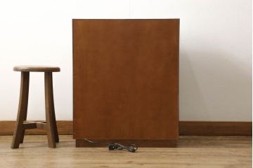 お仏壇をコンパクトにリメイク!全体を指定サイズにリサイズ。観音開きのガラス戸+4枚折れの格子戸の二重構造で、真鍮製のつまみを取り付け。内部は現状の作業台を残しつつ、引き出しを設置。