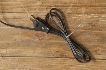 お仏壇をコンパクトにリメイク!全体を指定サイズにリサイズ。観音開きのガラス戸+4枚折れの格子戸の二重構造で、真鍮製のつまみを取り付け。内部は現状の作業台を残しつつ、引き出しを設置。