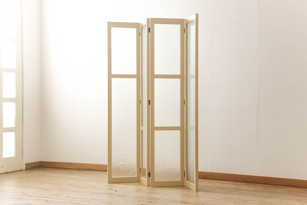 ガラスを4連パーテーションにリメイク!持ち込みのガラス以外に、すりガラス、気泡ガラス、モールガラスを使用。木枠は白ベースにペイント仕上げ。
