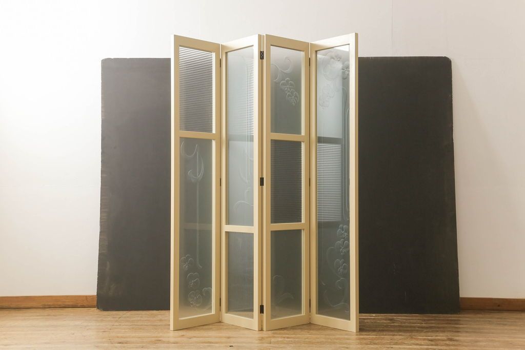 ガラスを4連パーテーションにリメイク!持ち込みのガラス以外に、すりガラス、気泡ガラス、モールガラスを使用。木枠は白ベースにペイント仕上げ。