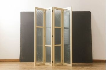 ガラスを4連パーテーションにリメイク!持ち込みのガラス以外に、すりガラス、気泡ガラス、モールガラスを使用。木枠は白ベースにペイント仕上げ。