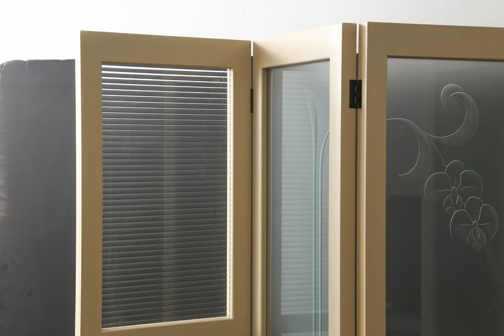 ガラスを4連パーテーションにリメイク!持ち込みのガラス以外に、すりガラス、気泡ガラス、モールガラスを使用。木枠は白ベースにペイント仕上げ。