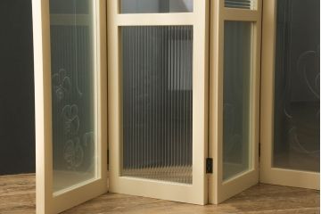 ガラスを4連パーテーションにリメイク!持ち込みのガラス以外に、すりガラス、気泡ガラス、モールガラスを使用。木枠は白ベースにペイント仕上げ。