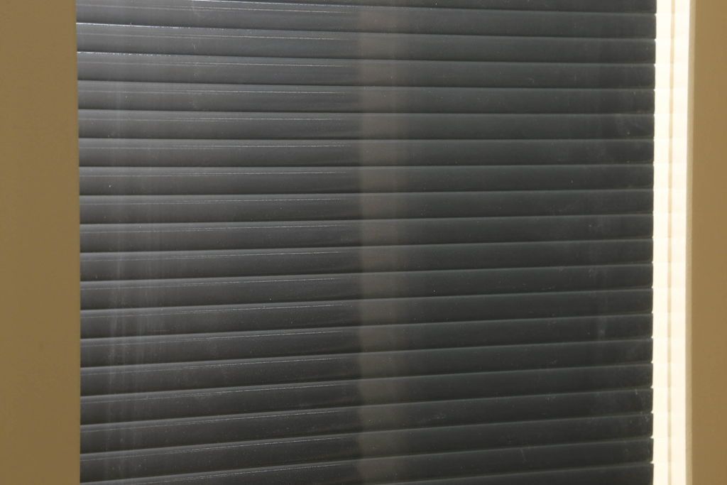 ガラスを4連パーテーションにリメイク!持ち込みのガラス以外に、すりガラス、気泡ガラス、モールガラスを使用。木枠は白ベースにペイント仕上げ。