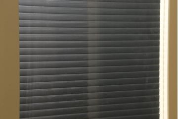 ガラスを4連パーテーションにリメイク!持ち込みのガラス以外に、すりガラス、気泡ガラス、モールガラスを使用。木枠は白ベースにペイント仕上げ。