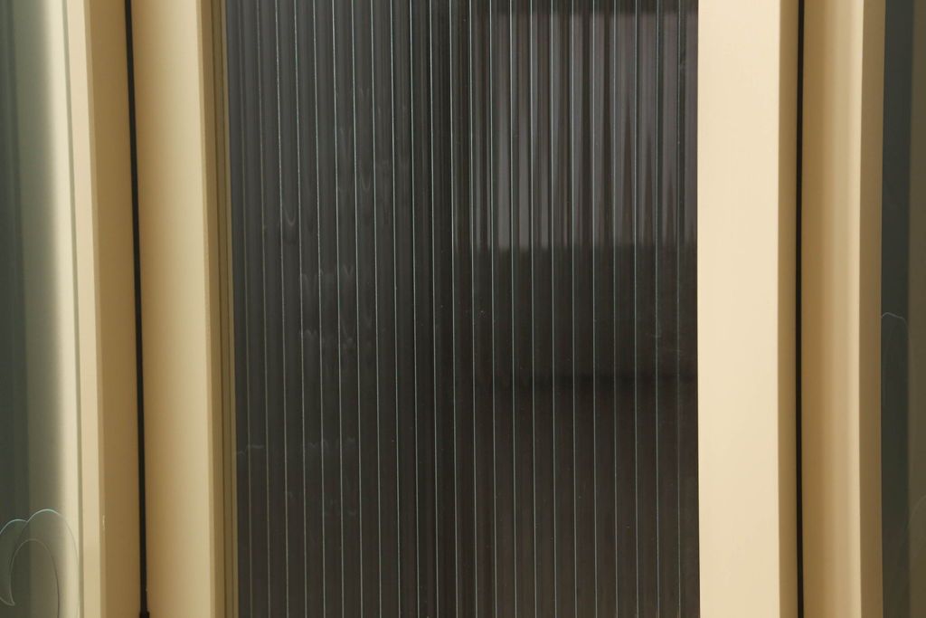 ガラスを4連パーテーションにリメイク!持ち込みのガラス以外に、すりガラス、気泡ガラス、モールガラスを使用。木枠は白ベースにペイント仕上げ。