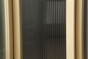 ガラスを4連パーテーションにリメイク!持ち込みのガラス以外に、すりガラス、気泡ガラス、モールガラスを使用。木枠は白ベースにペイント仕上げ。