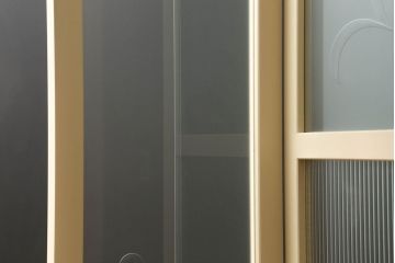 ガラスを4連パーテーションにリメイク!持ち込みのガラス以外に、すりガラス、気泡ガラス、モールガラスを使用。木枠は白ベースにペイント仕上げ。