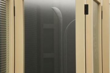 ガラスを4連パーテーションにリメイク!持ち込みのガラス以外に、すりガラス、気泡ガラス、モールガラスを使用。木枠は白ベースにペイント仕上げ。