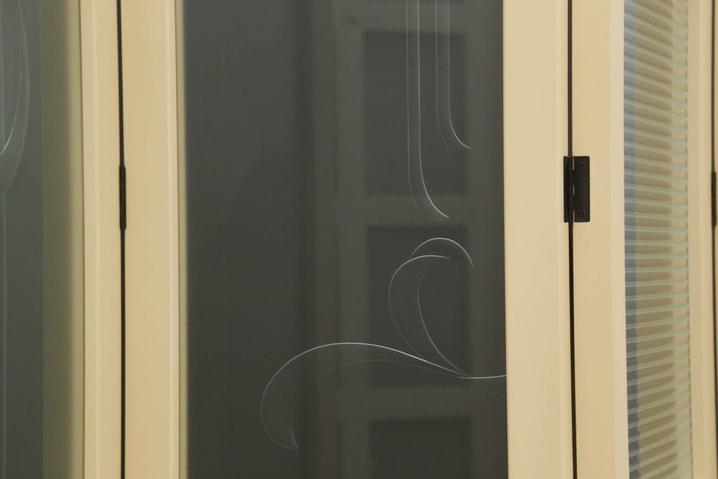 ガラスを4連パーテーションにリメイク!持ち込みのガラス以外に、すりガラス、気泡ガラス、モールガラスを使用。木枠は白ベースにペイント仕上げ。