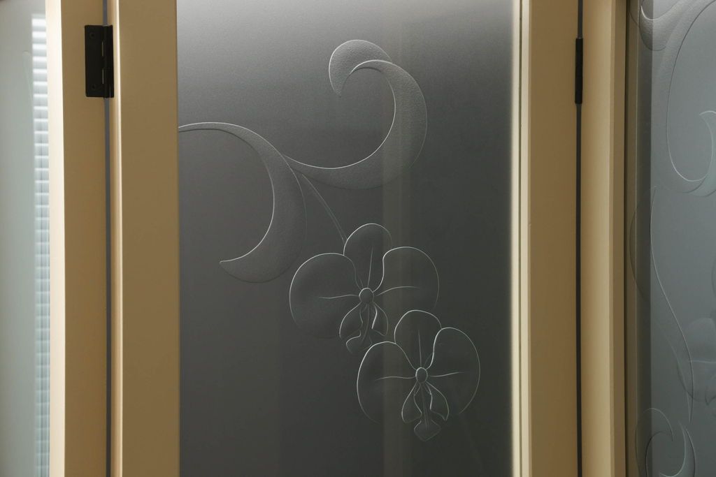 ガラスを4連パーテーションにリメイク!持ち込みのガラス以外に、すりガラス、気泡ガラス、モールガラスを使用。木枠は白ベースにペイント仕上げ。