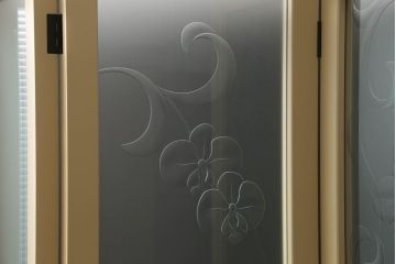 ガラスを4連パーテーションにリメイク!持ち込みのガラス以外に、すりガラス、気泡ガラス、モールガラスを使用。木枠は白ベースにペイント仕上げ。