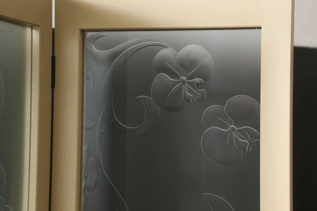 ガラスを4連パーテーションにリメイク!持ち込みのガラス以外に、すりガラス、気泡ガラス、モールガラスを使用。木枠は白ベースにペイント仕上げ。